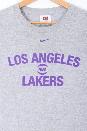 NBA Los Angeles Lakers NIKE Centre Swoosh Spell Out Logo T-Shirt (3XL)