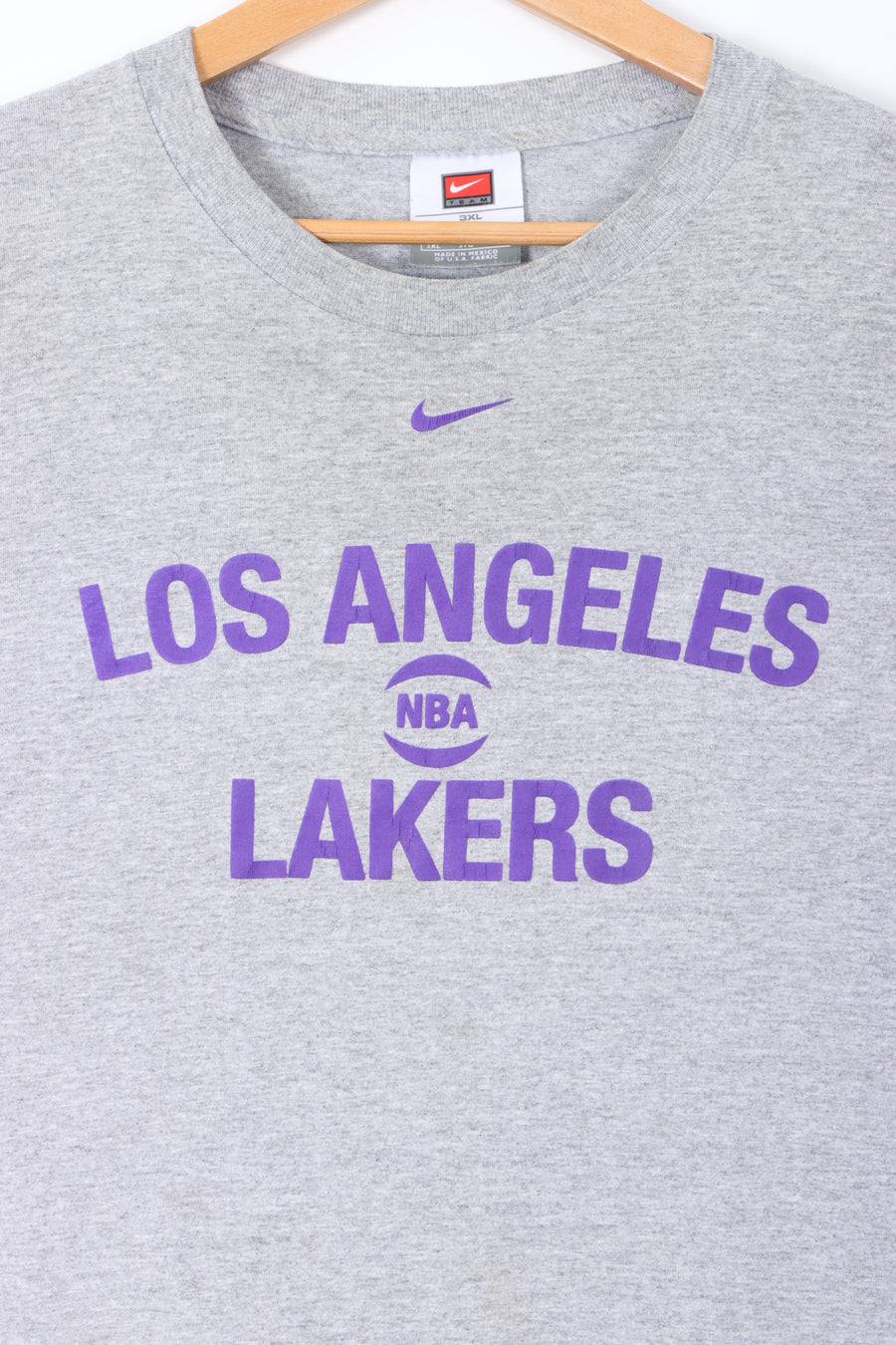 NBA Los Angeles Lakers NIKE Centre Swoosh Spell Out Logo T-Shirt (3XL)