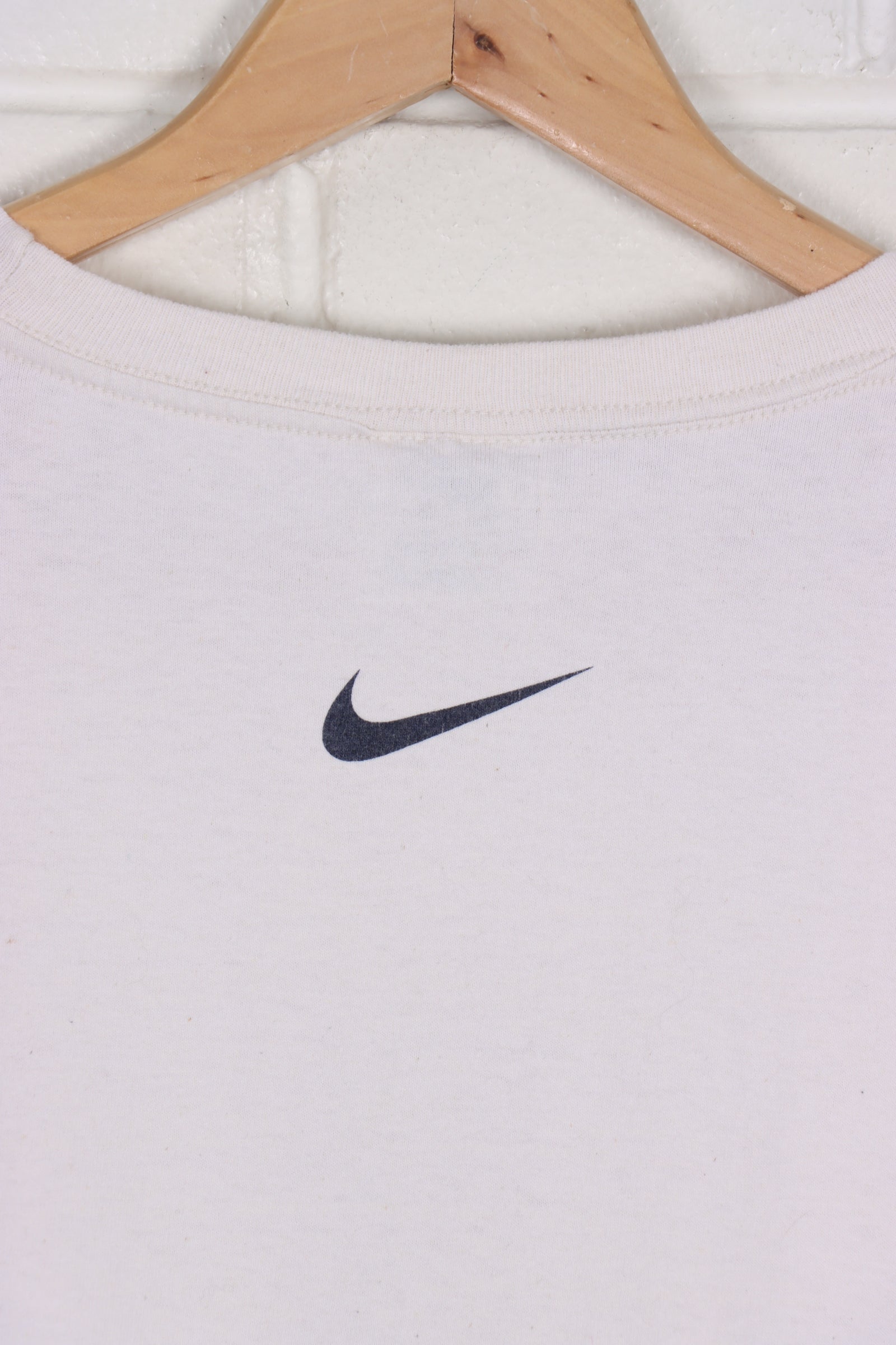 Nike t shirt tick in middle online